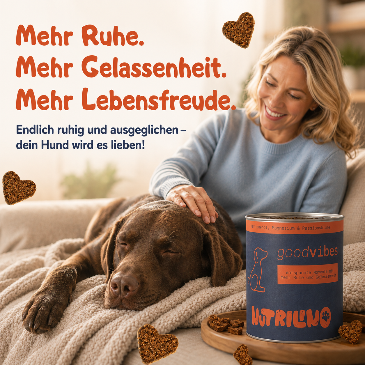 Entspannte Frau mit ruhigem Labrador auf Sofa – goodVibes Hunde-Beruhigungssnack von Nutrilino für mehr Ruhe und Gelassenheit